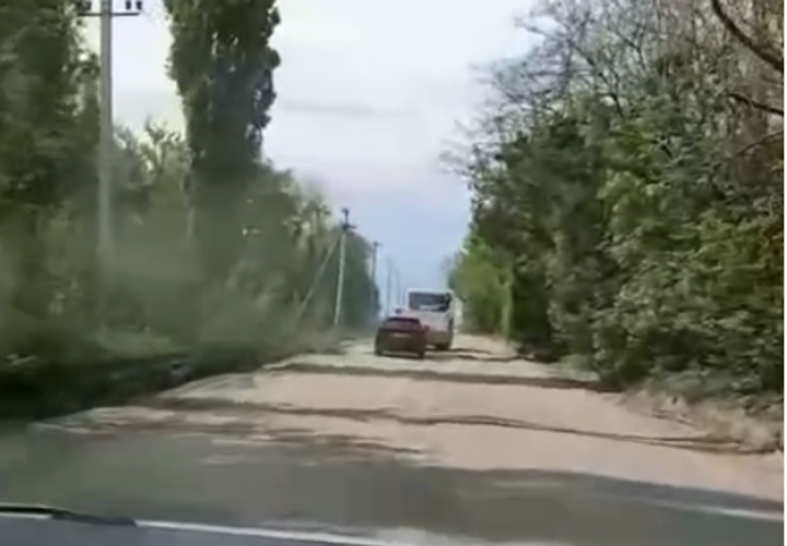 «Не оставьте там свои диски, покрышки»: краснодарцы недовольны состоянием дороги, ведущей к кладбищу