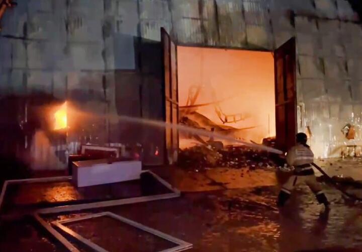 Огромный пожар вспыхнул в Геленджике на складе