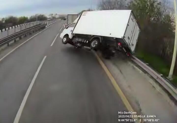 Появилось видео ДТП, из-за которого скопилась огромная пробка на Восточном обходе Краснодара