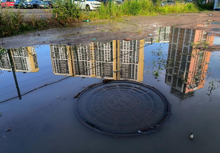 Разлив канализации в центре Сочи устранили при помощи струи давлением до 800 атмосфер