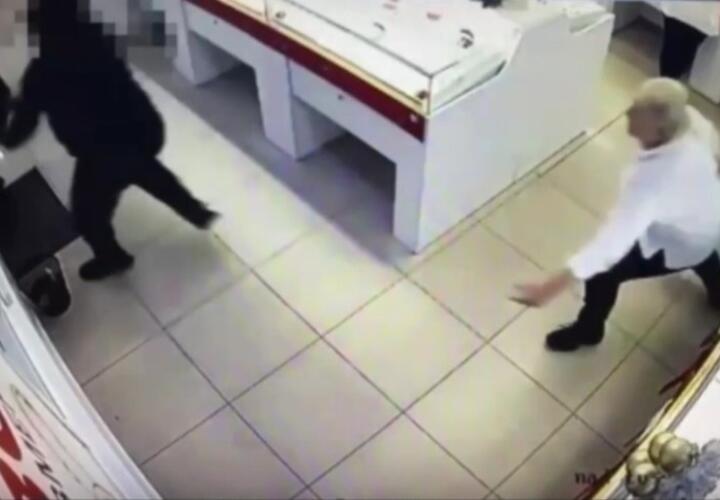 Спринтерский забег: грабитель в Сочи сбежал от продавцов с золотым браслетом за 300 тысяч на руке