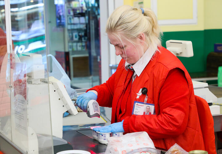 В Краснодаре двое мужчин ограбили магазин, угрожая женщине разбитой стеклянной бутылкой