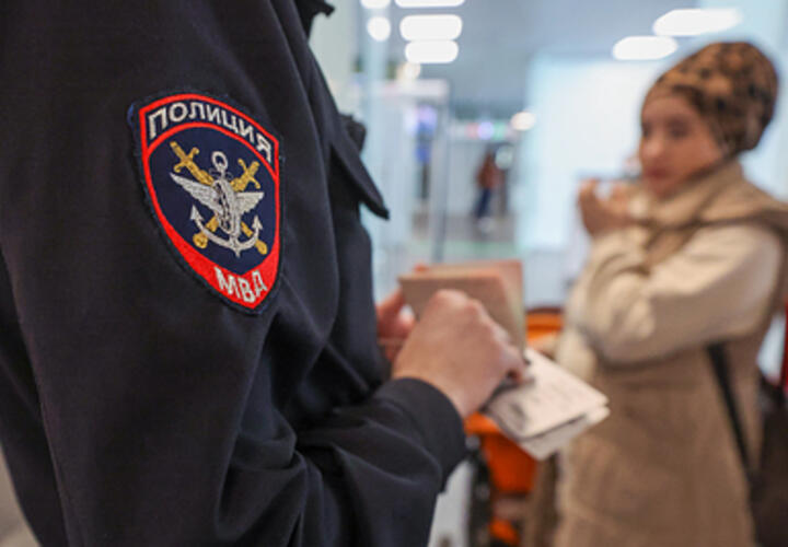 В Краснодаре неадекватная женщина бросалась на жильцов во дворе многоэтажки