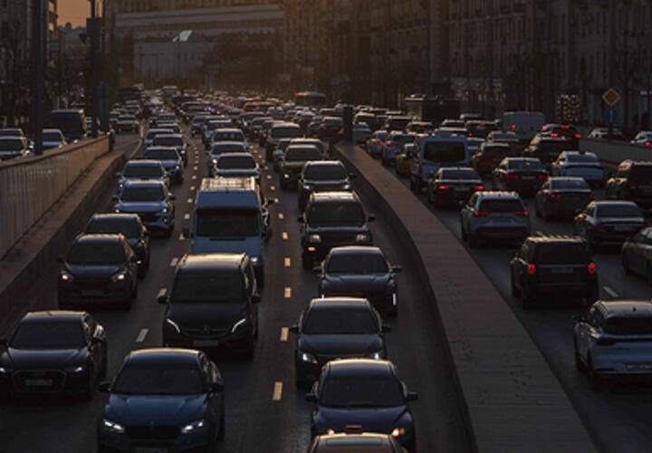 В Краснодаре огромные пробки возникли из-за полицейской спецоперации