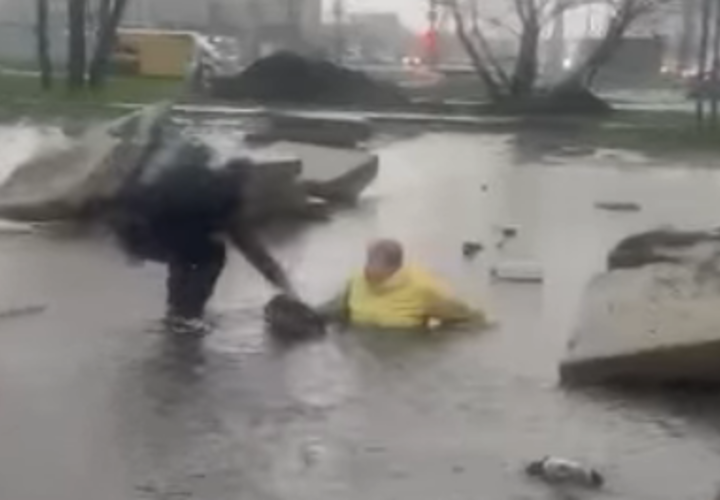 В Краснодаре женщина провалилась в открытый люк, который затопило дождем