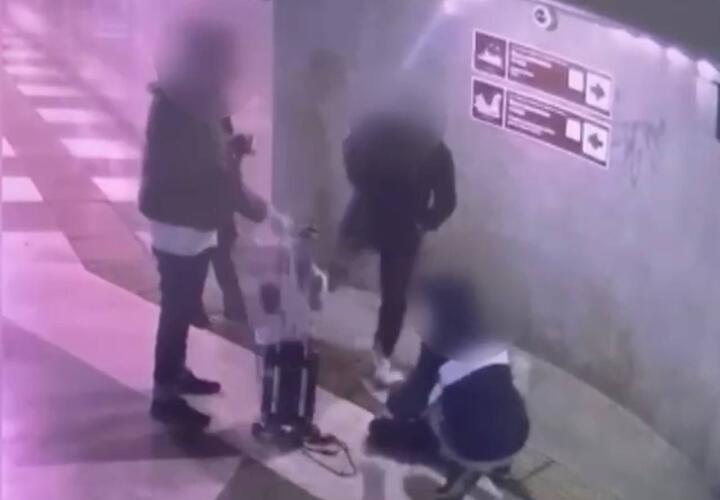 В Сочи хулиган обидел и ограбил  уличного музыканта 