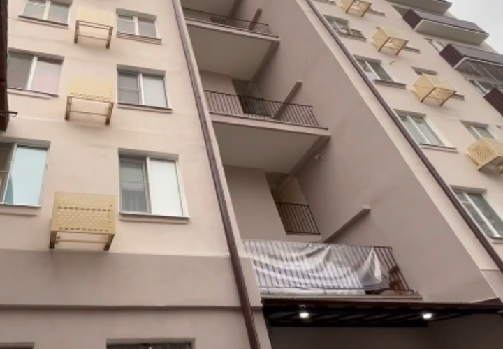 Восстанавливать внешний облик жилых домов помогают российские строители