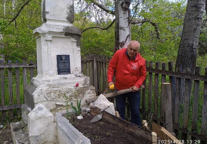 Активисты в Лабинске привели в порядок памятники павшим за Советскую власть в годы гражданской войны