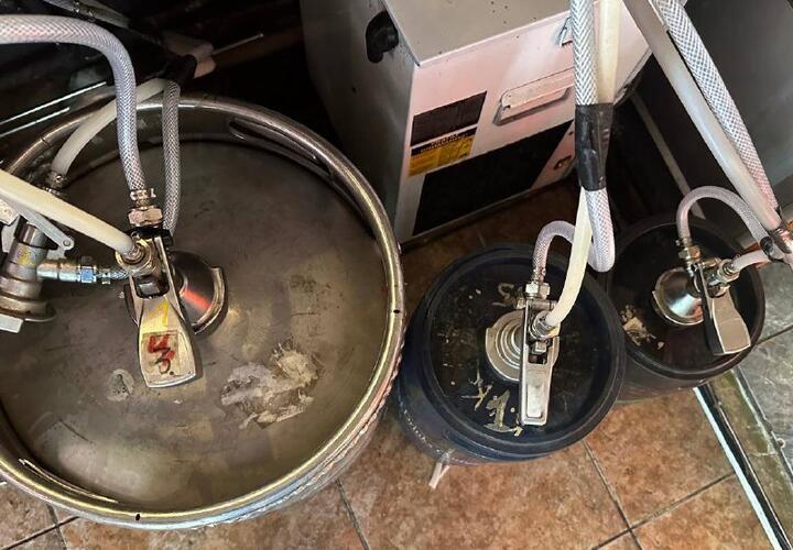 Больше тонны алкоголя забрали полицейские у бизнесменов в Сочи