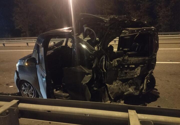 Большегруз раздавил легковушку на кубанской трассе