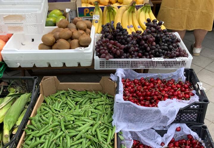 Цены в разы выше, чем в прошлом году: прилавки на Кубани ломятся от клубники и черешни 