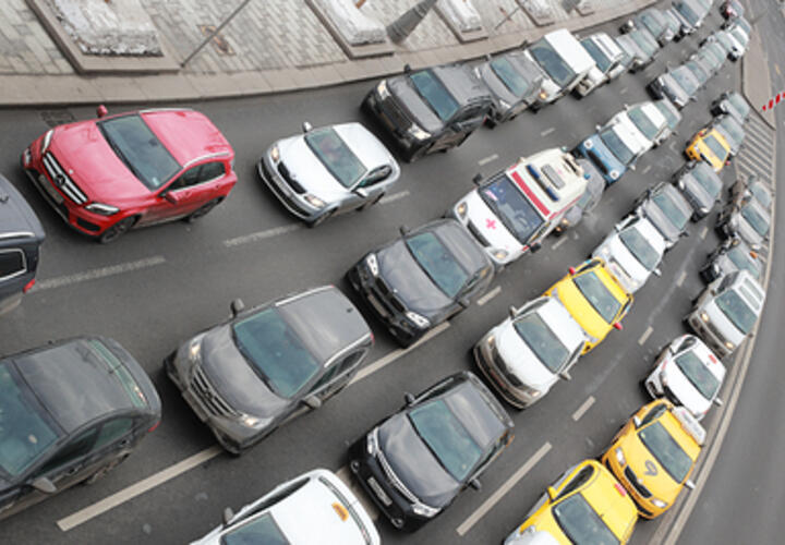 «Что же здесь будет летом?»: в Краснодарском крае дороги к морю сковали многокилометровые пробки