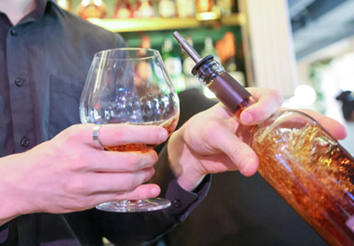 Девушке искалечили лицо осколками бокала в Краснодаре