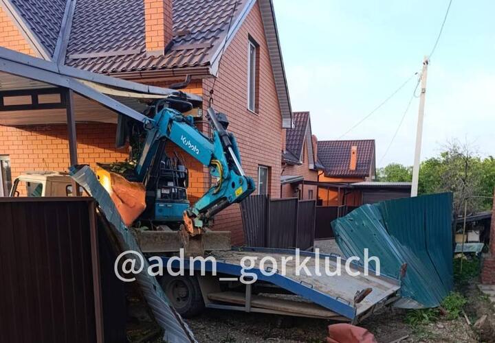 Эвакуатор, пробив забор, въехал в частный дом в Горячем Ключе, погиб человек