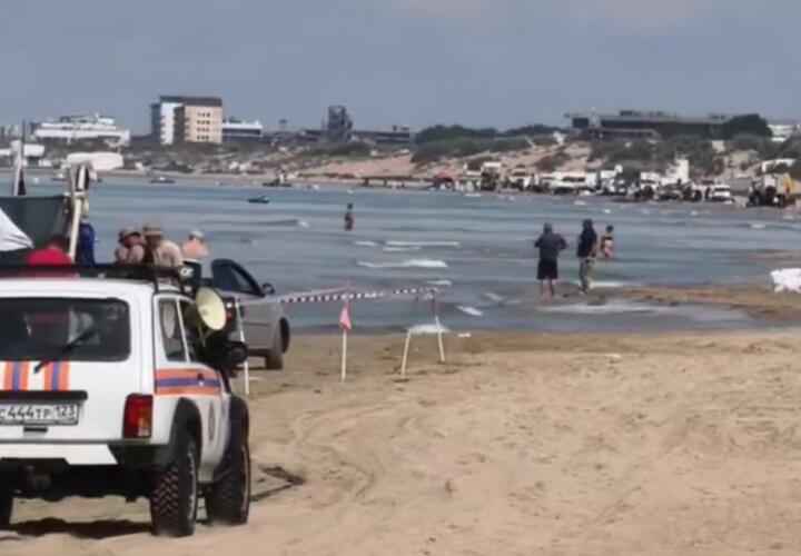 «Какой-то сюр»: в Анапе, пока одни чистят море от нефти, другие купаются