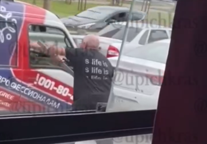 Кричал и совал биту в окно: дорожный конфликт произошел между водителями в Краснодаре