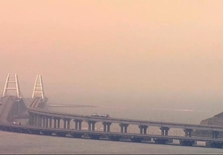 На подъездах к Крымском мосту начинает скапливаться транспорт