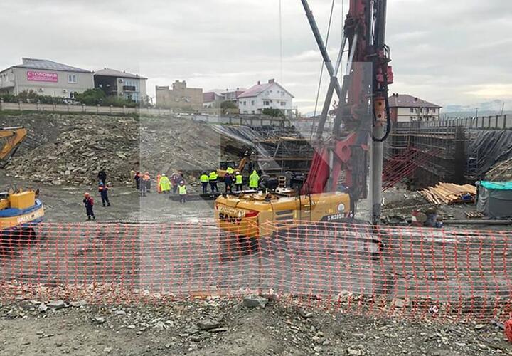 На стройке в Геленджике из-за обвала грунта один рабочий погиб, еще трое пострадали