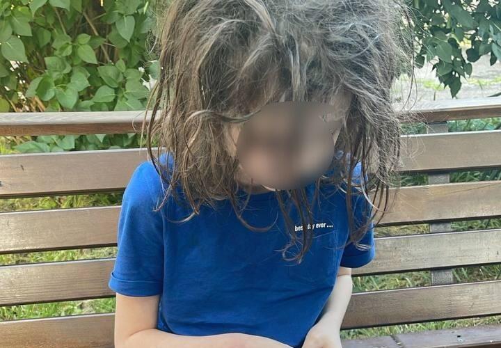 Не мылся больше года: в Краснодаре у горе-матери прокуратура забрала «ребёнка-маугли»