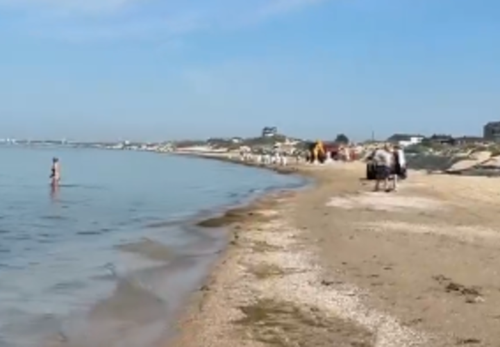 Несмотря на запреты, лезут в воду: в Анапе туристы не упускают возможность окунуться в море