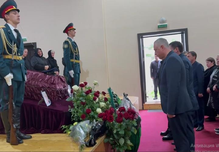 Президент Абхазии Бадра Гунба почтил память добровольца из Абхазии, погибшего в Курской области