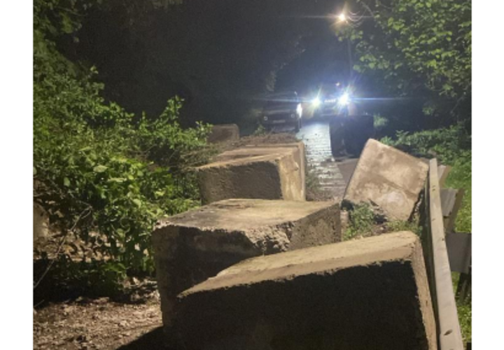 Рухнула на дорогу: бетонная стена кладбища обвалилась в Сочи