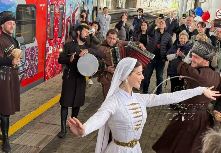 С вокзала Имеретинского курорта в Сухум в первый рейс отправился электропоезд «Диоскурия»