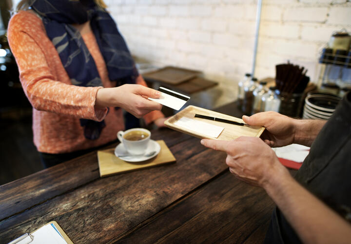 Стало известно, где в России оставляют больше всего чаевых