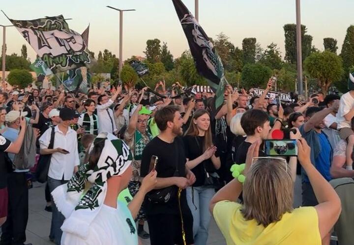 Улица Красная «кипела»: как отмечали жители Краснодара победу своего любимого клуба