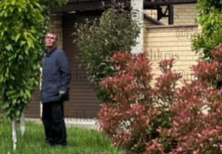 В элитном поселке Краснодара долгое время бродит неизвестный с ножом
