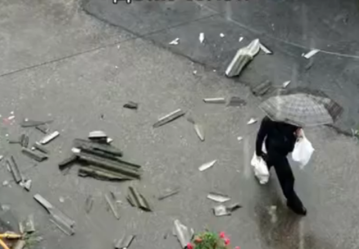 В Краснодаре с полувекового дома порывы ветра сорвали крышу