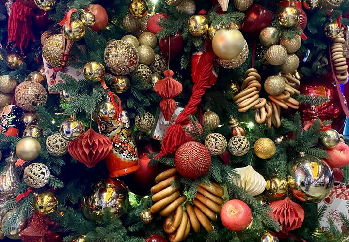 В парке Галицкого в Краснодаре к Новому году украсили первую ёлку 