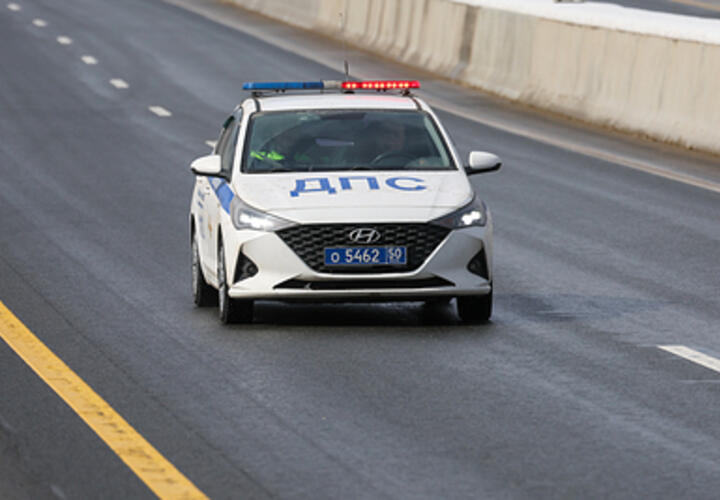 В Сочи перевернувшийся грузовик с куриными тушками перекрыл федеральную трассу