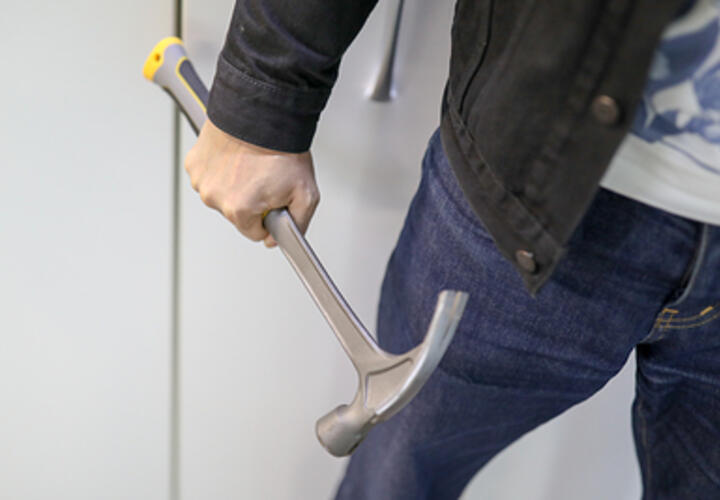 В Сочи во время занятий детского кружка на синагогу напал мужчина с камнями и молотком