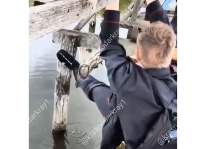 «Я падала, и товарищи падали»: на ужасное состояние моста жалуются жители кубанской станицы