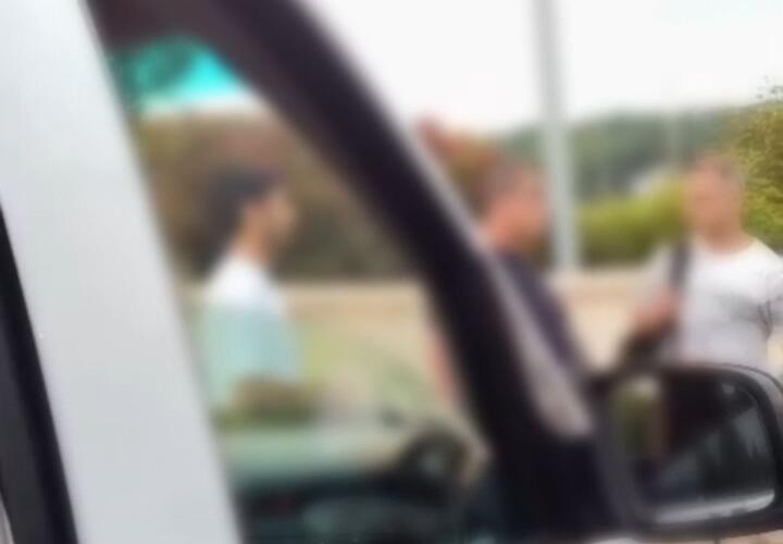 «Беспредел в аэропорту Сочи»: таксиста на глазах у пассажиров избил конкурент 