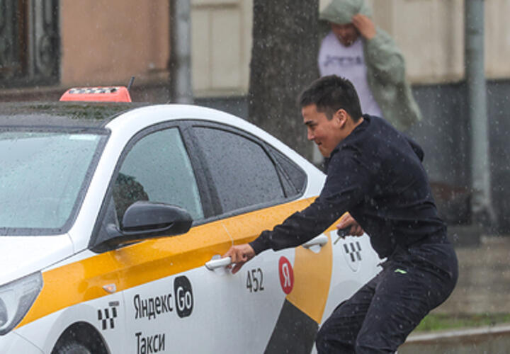 Цены на поездки в такси кратно взлетели в Краснодаре на фоне отключения интернета