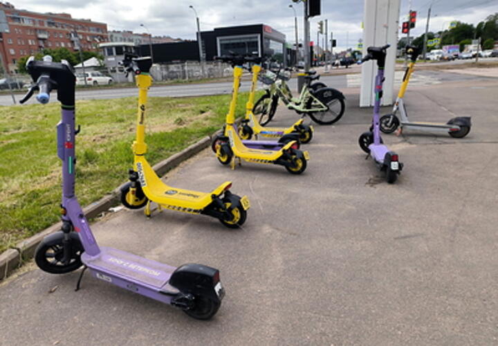 Дорогу пешеходам: власти Сочи запретили парковку самокатов на тротуарах