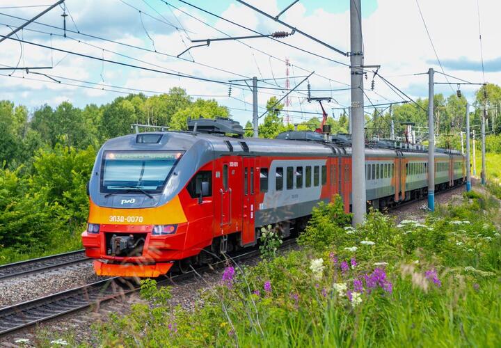 Из-за оползня на железной дороге у Туапсе остановили 10 поездов