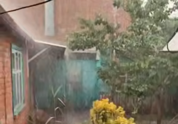 Крупный град, ливни и смерч обрушились на Кубань