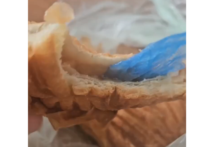 Не знает, что ей делать: жительница Новороссийска обнаружила несъедобную начинку в слойке с яблоком