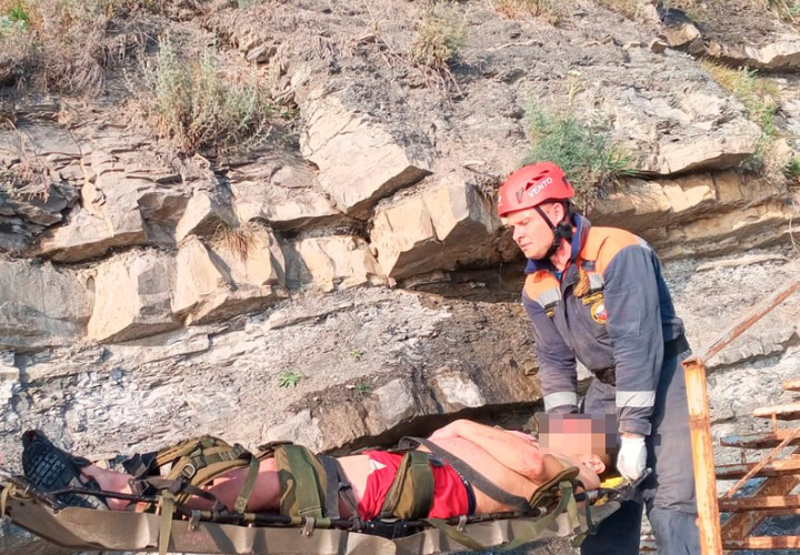 Неподготовленный отдыхающий искал красивые виды, а нашел острые ощущения, сорвавшись со скалы 