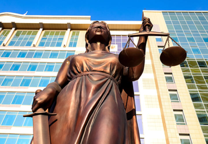 Пристав из Тихорецка на бумаге снесла дом, в реальности он остался на месте 