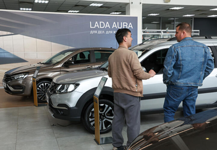 Продажи новых автомобилей в России сократились с начала года более чем на четверть