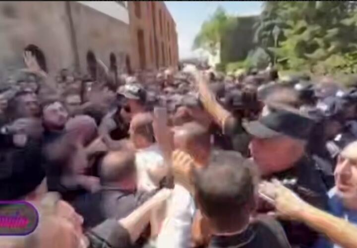 В Армении возникла давка в резиденции Католикоса из-за попыток силовиков задержать главу апостольской церкви