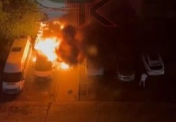 В Краснодаре несколько автомобилей сгорели на парковке рядом  с многоэтажкой