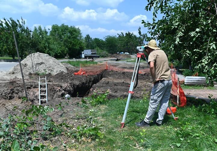 В Музыкальном микрорайоне Краснодара начали делать долгожданную дорогу с ливневкой