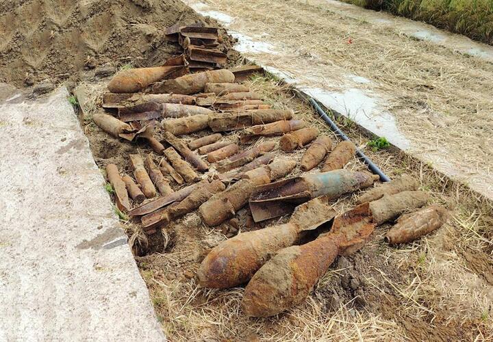 В Славянском районе на Кубани могильщики на кладбище обнаружили тайник с бомбами