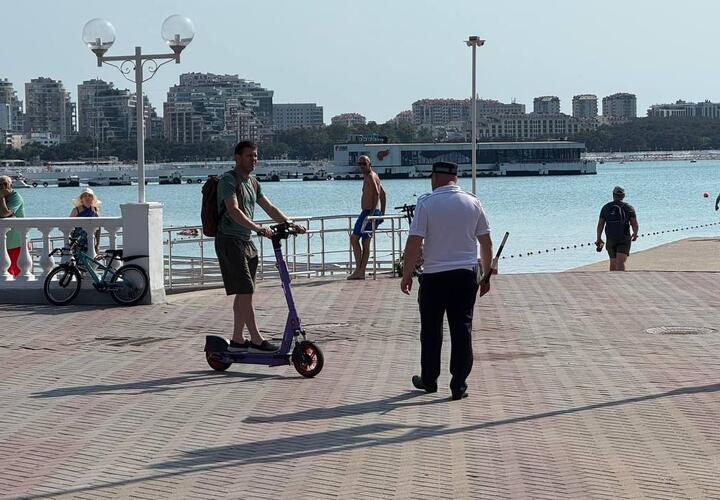 Власти Геленджика запретили езду на самокатах на приморской набережной