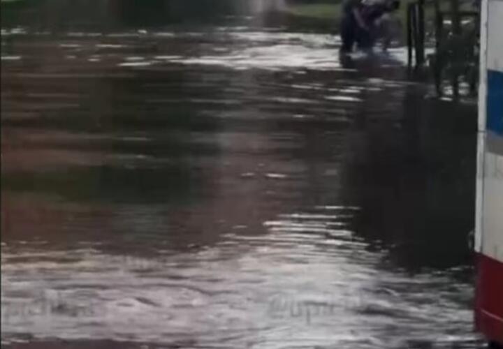 Водопад с потолка: центр Краснодара погрузился под воду из-за мощных ливней